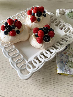 Pavlovas with Cream Cheese Filling and Berries